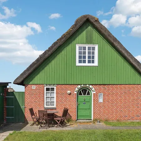 Gorgeous In Fan With Kitchen Holiday home